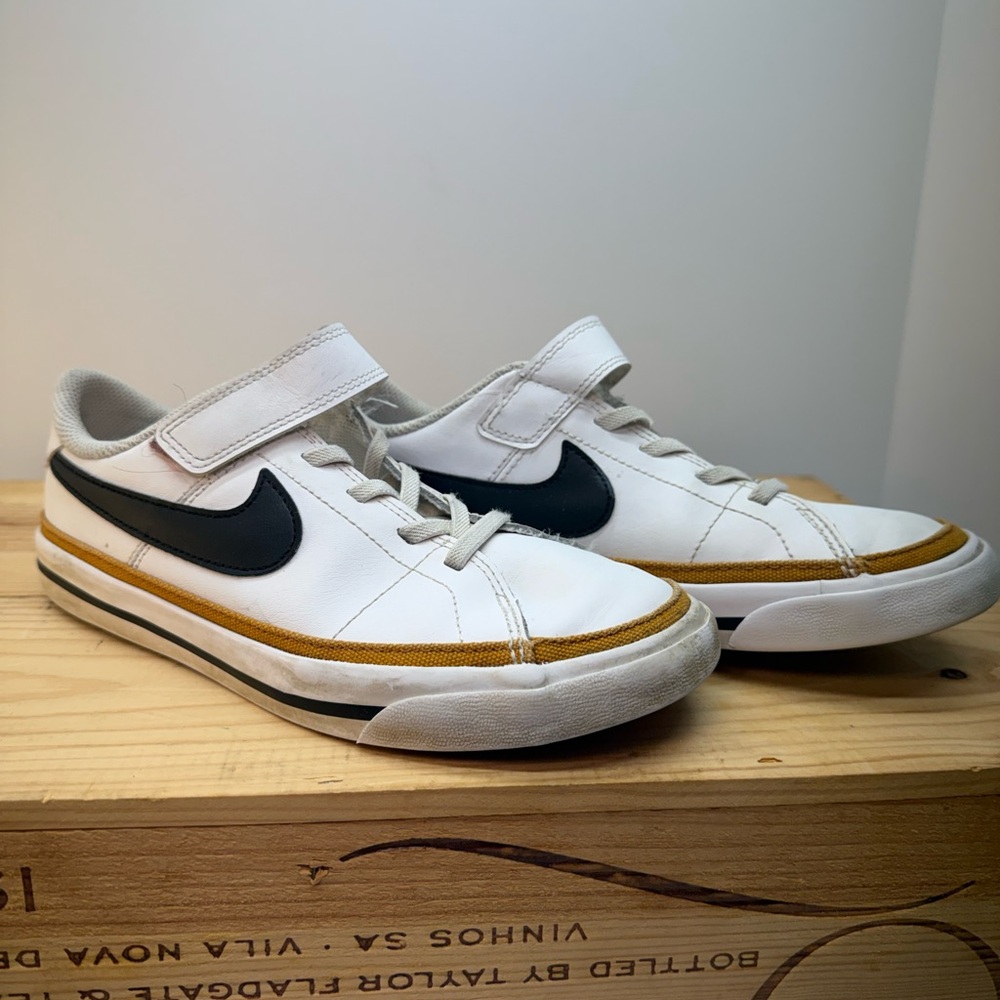 Nike Court Legacy Boys Shoes White/Black Desert Ochre Size 2.5 Y DA5381-102